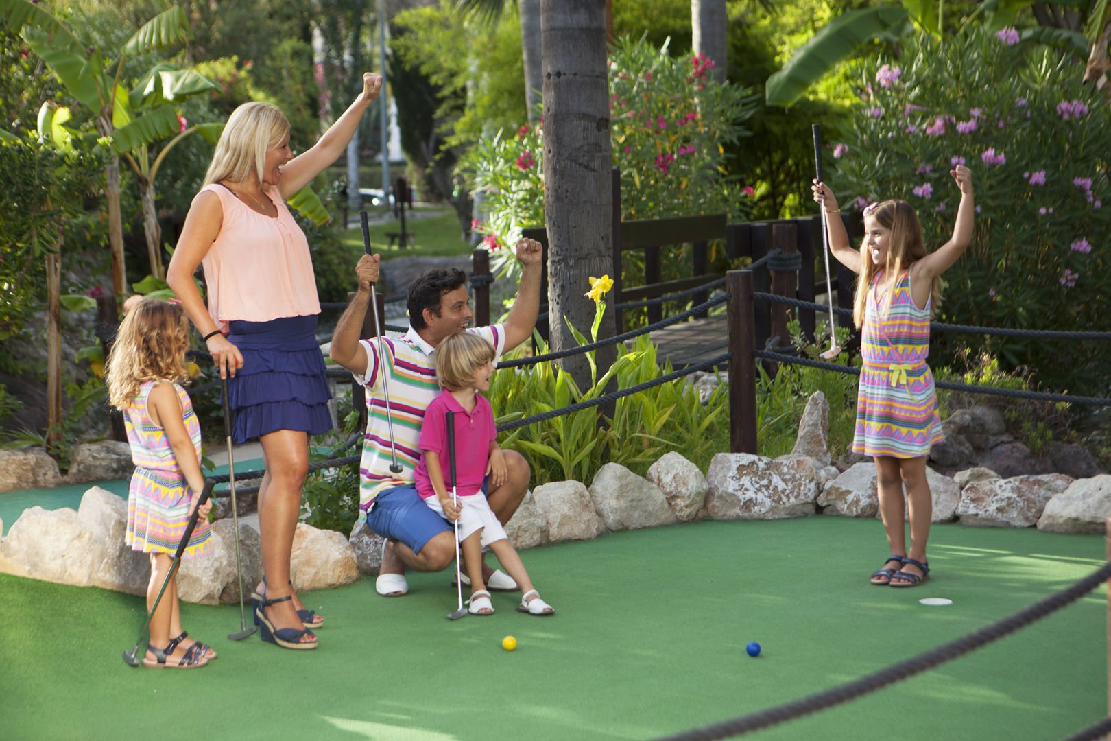 Zufriedene Familie in Golf Fantasia