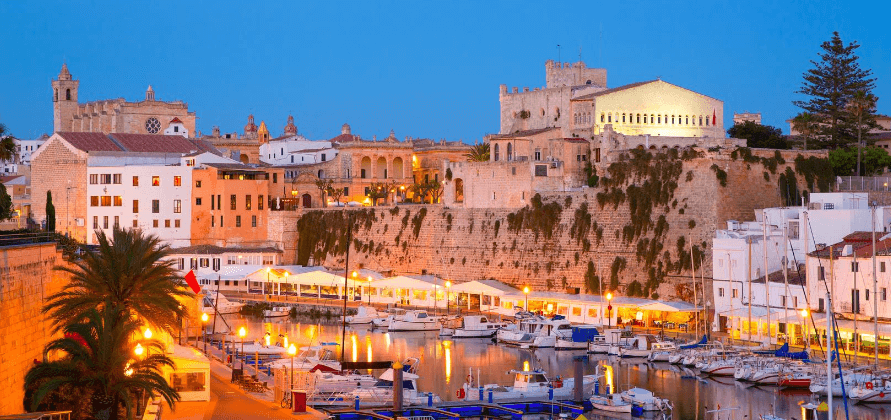 Schöne Stadtansicht in Menorca