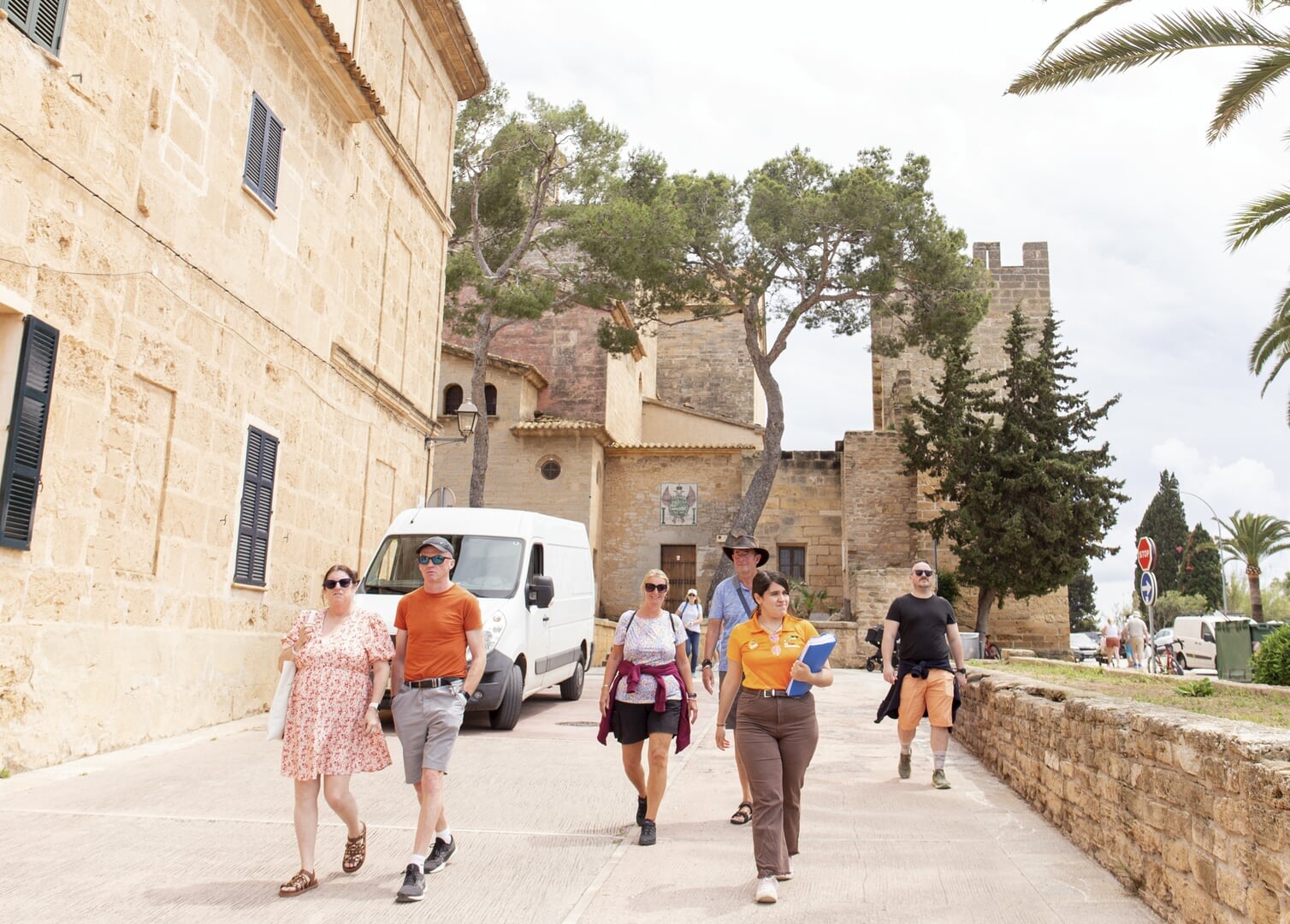 unser guide mit Gruppe