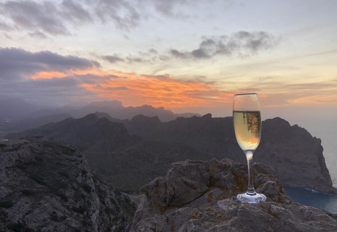 Sekt in Formentor mit Sonnenuntergang