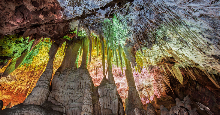 bunte Lichter in Höhlen von Hams Mallorca