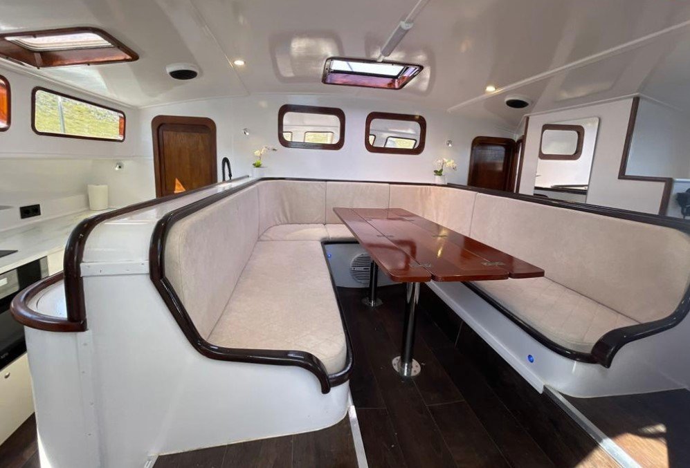 im inneren des Katamarans