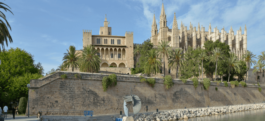 Ansicht der Kathedrale La Seu und des Palais Almudaina