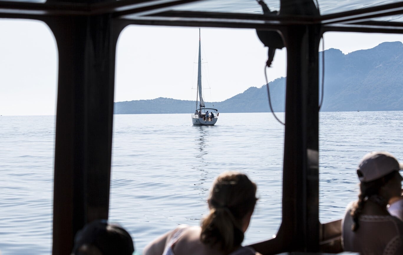 Ins Wasser springen vom Boot