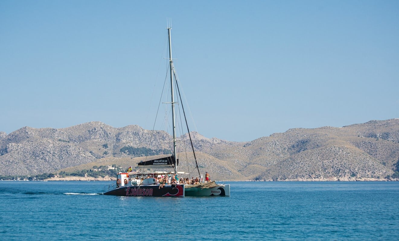 Katamaran segelt nach Formentor