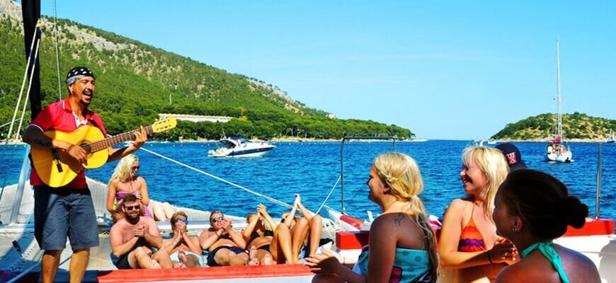 Sänger auf dem Katamaran