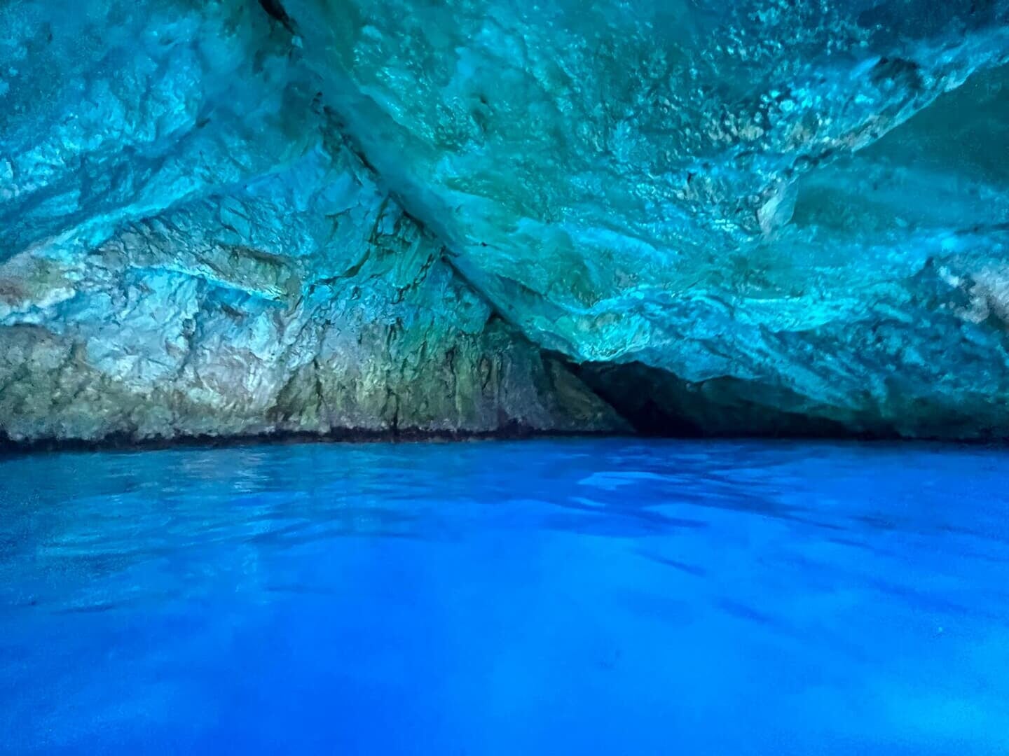 boat tour to the blue cave