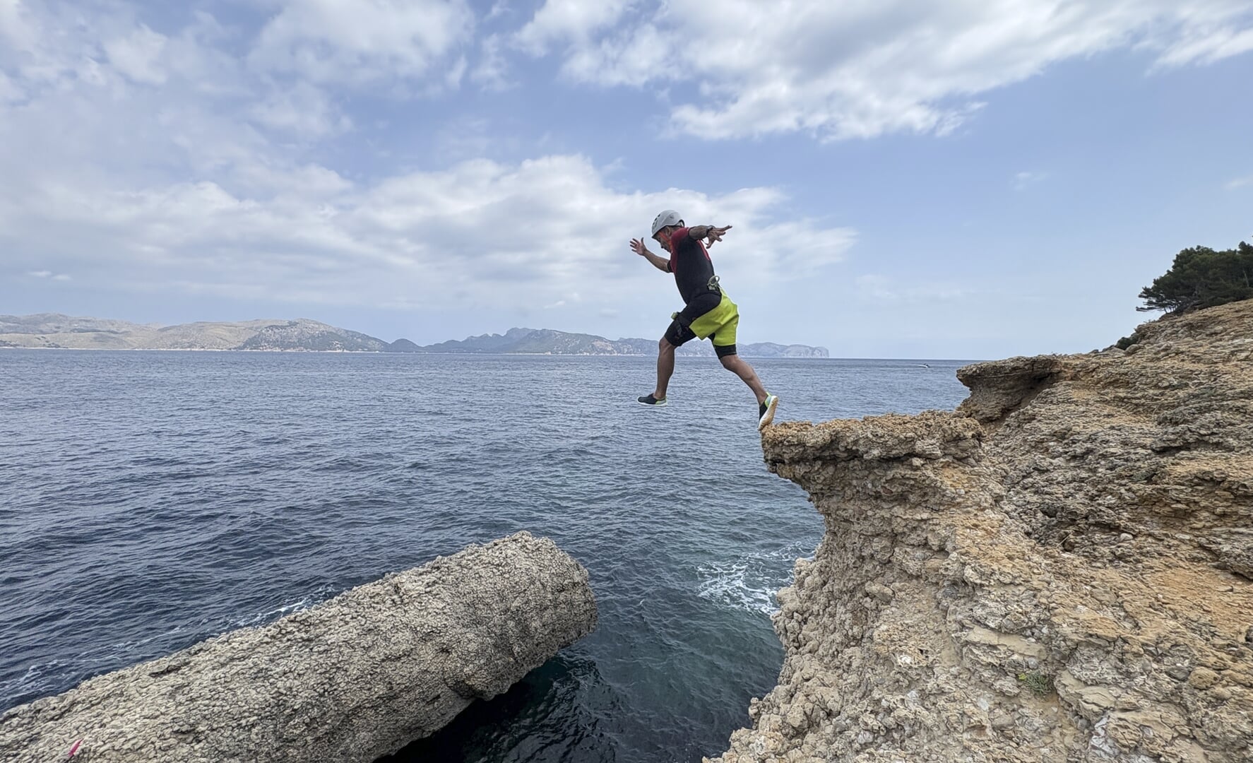 alcudia cliff jumping