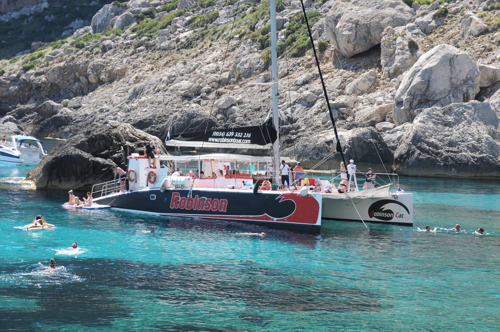 Postój katamarana na morzu