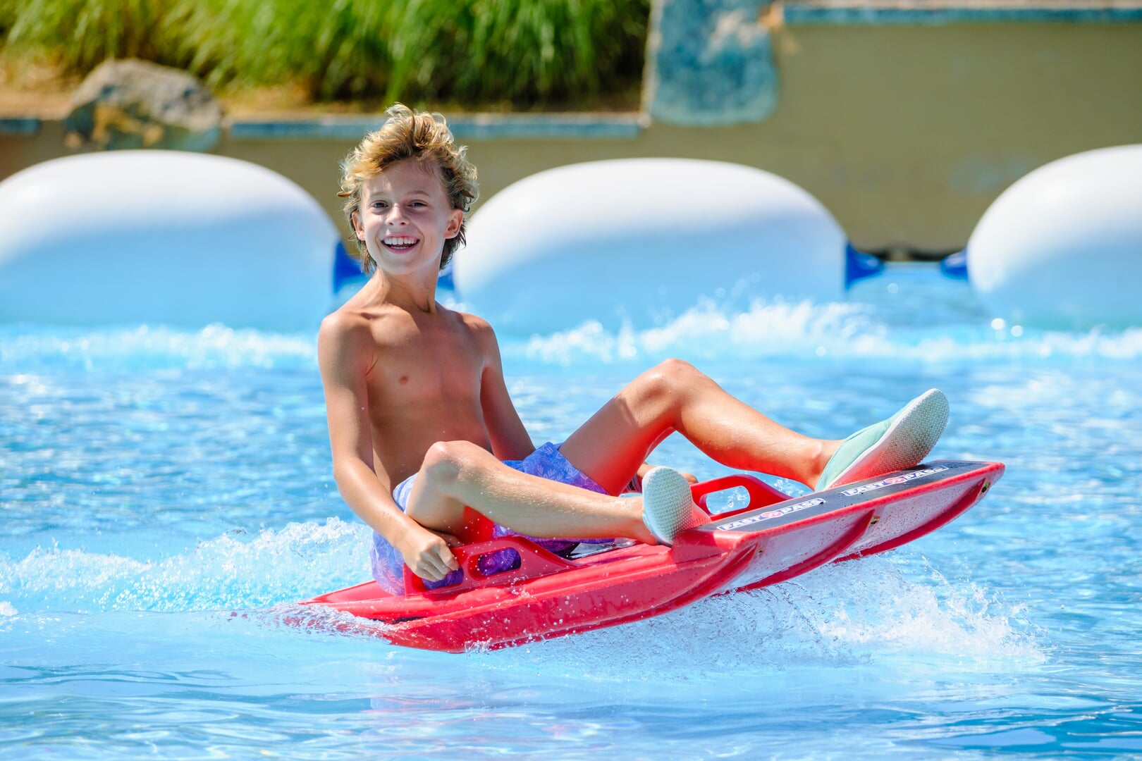 Dziecko korzysta z basenu