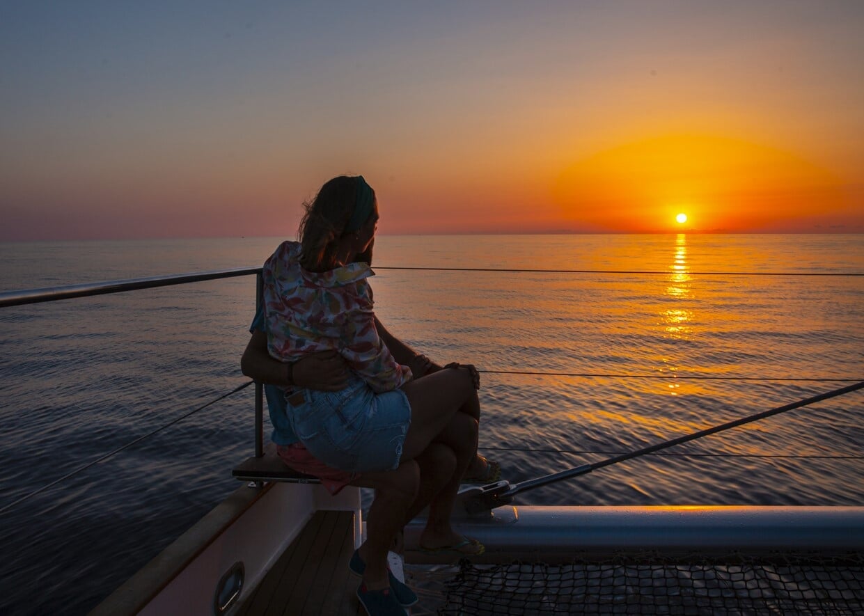 Kobieta na łódce o wschodzie słońca